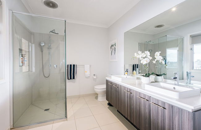 Luxury Waterfront Grand Villa in Melbourne - Photo 47