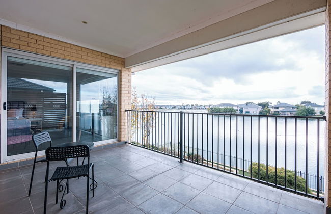 Luxury Waterfront Grand Villa in Melbourne - Photo 39