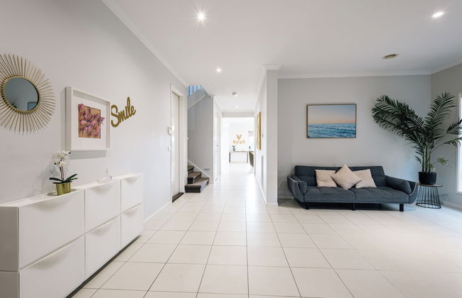 Luxury Waterfront Grand Villa in Melbourne - Photo 60