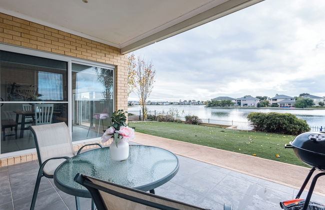 Luxury Waterfront Grand Villa in Melbourne - Photo 38