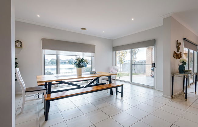 Luxury Waterfront Grand Villa in Melbourne - Photo 43