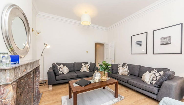 Photo 1 - Spacious and Recently Modernised Two-bedroom Apartment in Kensington