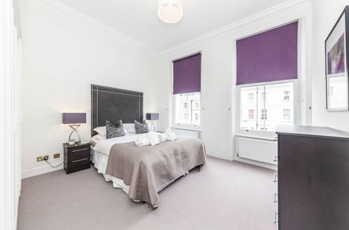 Foto 13 - Spacious and Recently Modernised Two-bedroom Apartment in Kensington