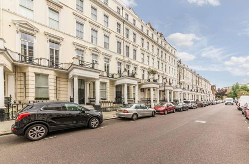 Foto 35 - Spacious and Recently Modernised Two-bedroom Apartment in Kensington