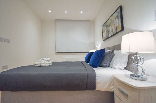 Photo 3 - Silbury MK City Apartment With Parking