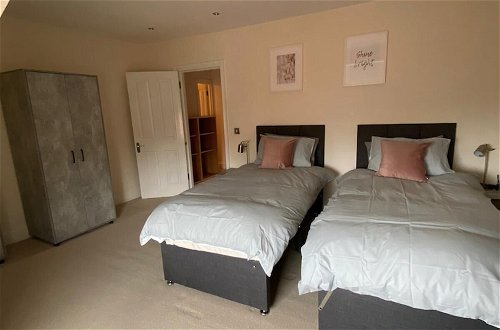 Photo 11 - Monthly, Short, Stays 2-bed Apartment in Reading