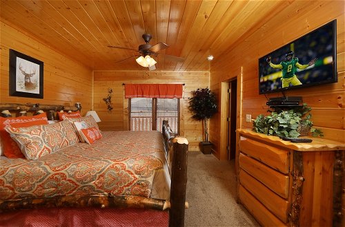Photo 6 - Ridgetop Theatre Lodge - Six Bedroom Cabin