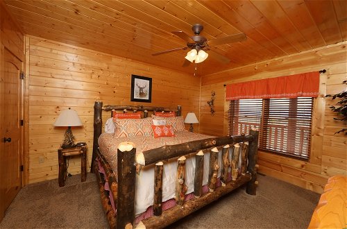 Photo 5 - Ridgetop Theatre Lodge - Six Bedroom Cabin