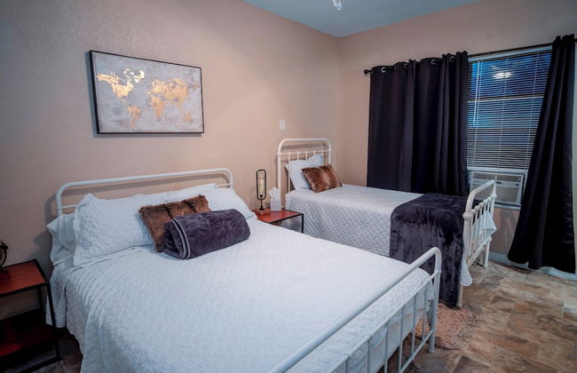 Cozy Downtown Guest House 2br/1ba Sleeps 8 - Photo 3