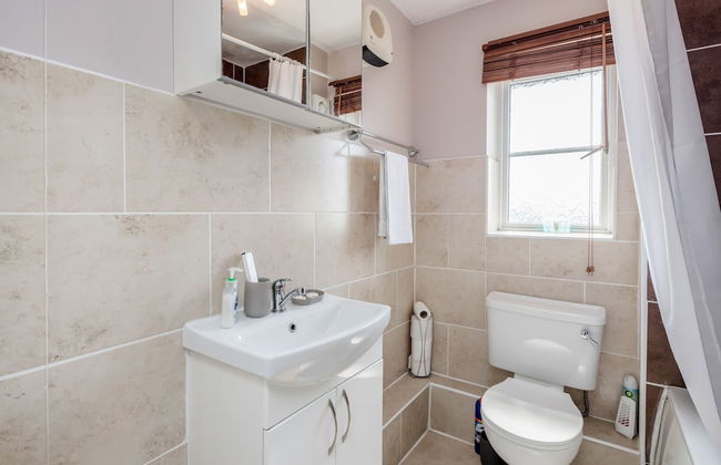 Captivating 3-bed Apartment in Grays - Foto 19