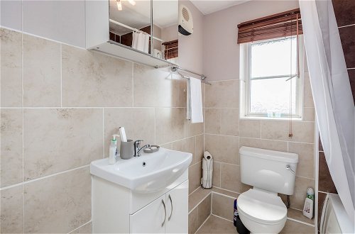 Foto 19 - Captivating 3-bed Apartment in Grays