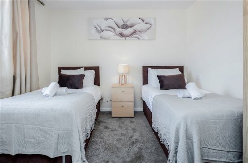 Photo 7 - Captivating 3-bed Apartment in Grays