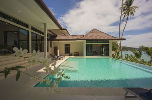 Foto 22 - Luxury Beach Front Noble House Villa