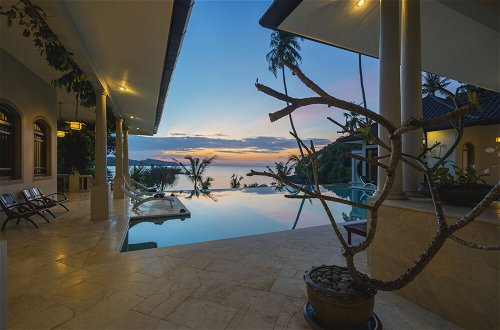 Foto 19 - Luxury Beach Front Noble House Villa