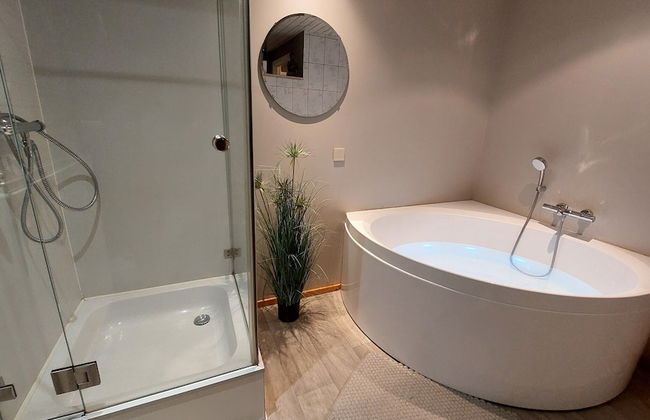 Rustic Holiday Home with Sauna & Hot Tub in Wooded Area - Foto 28