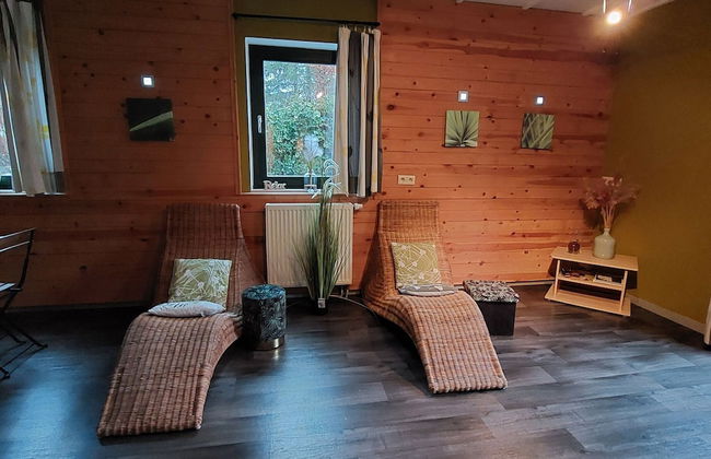 Rustic Holiday Home with Sauna & Hot Tub in Wooded Area - Foto 25