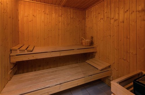 Foto 30 - Rustic Holiday Home with Sauna & Hot Tub in Wooded Area