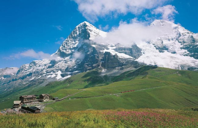 Pristine Home in a Charming Village, Large Grassy Sunbathing Area, View of the Mönch and Jungfrau - Foto 23