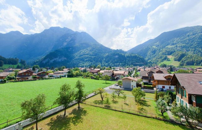 Pristine Home in a Charming Village, Large Grassy Sunbathing Area, View of the Mönch and Jungfrau - Foto 25