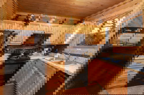 Foto 9 - Something Extra 2 Bedroom Cabin by RedAwning