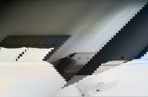 Foto 2 - Studio Apartment With Sofa At Carstensz Residence
