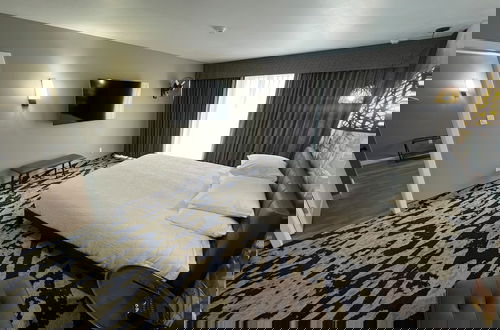 Foto 3 - Lighthouse Inn & Suites
