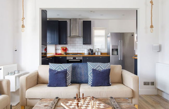 Coastal Retreat for 6 Close to Beaches - Foto 1