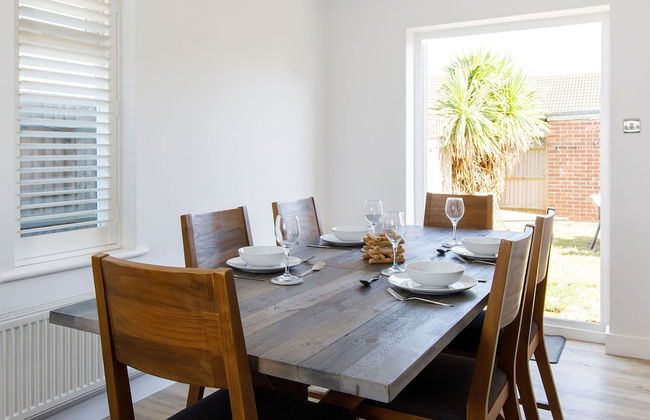 Coastal Retreat for 6 Close to Beaches - Foto 9