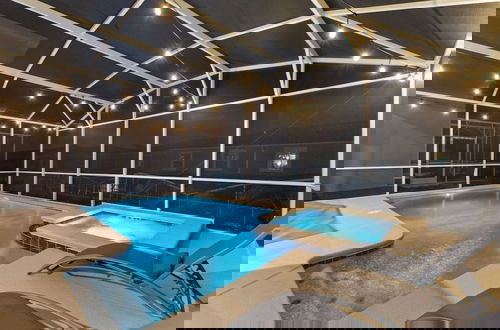 Foto 25 - Luxury 6 Bedroom Gated Resort Villa Clo Villa by RedAwning