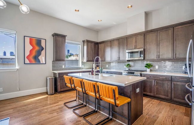 Luxury Downtown Home w Rooftop Deck in the Skyline - Foto 3