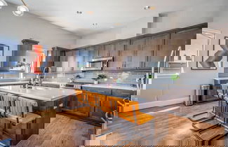 Photo 3 - Luxury Downtown Home w Rooftop Deck in the Skyline
