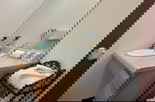 Photo 9 - 5 Beds Downtown Apt Very Quick Walk Everywhere
