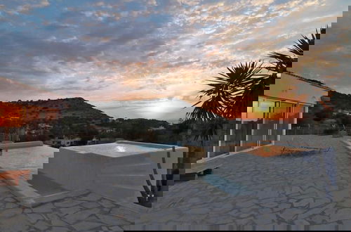 Photo 2 - Villa Patelo With Private Pool and Jacuzzi
