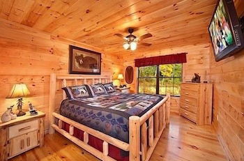 Photo 2 - Caught Ya Peek'n 1 Bedroom Cabin by RedAwning