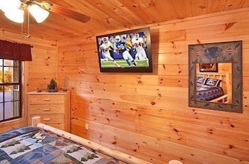 Photo 3 - Caught Ya Peek'n 1 Bedroom Cabin by RedAwning