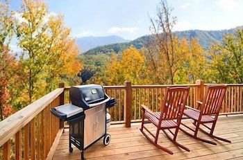Photo 12 - Caught Ya Peek'n 1 Bedroom Cabin by RedAwning