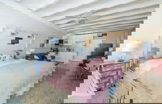Foto 1 - Coral Cove Beachfront Condo for 3 w/ Onsite Pool
