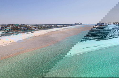 Foto 26 - Coral Cove Beachfront Condo for 3 w/ Onsite Pool