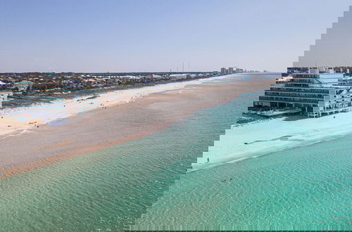 Foto 23 - Coral Cove Beachfront Condo for 3 w/ Onsite Pool