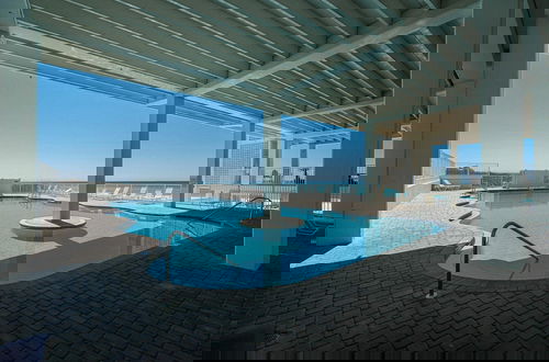 Foto 12 - Coral Cove Beachfront Condo for 3 w/ Onsite Pool