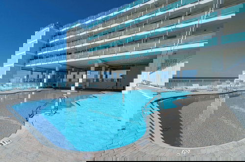 Foto 11 - Coral Cove Beachfront Condo for 3 w/ Onsite Pool