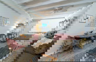 Foto 3 - Coral Cove Beachfront Condo for 3 w/ Onsite Pool