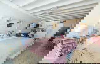 Foto 1 - Coral Cove Beachfront Condo for 3 w/ Onsite Pool