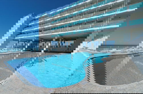 Foto 13 - Coral Cove Beachfront Condo for 3 w/ Onsite Pool