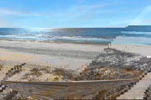 Foto 46 - Steps to the Beach + Private Pool & Free Beach Set Up