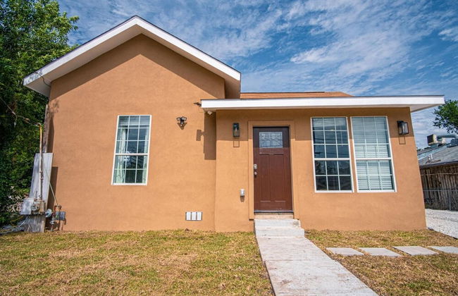 Charming 3BR 2BA Gem Close to Downtown Riverwalk - Foto 1