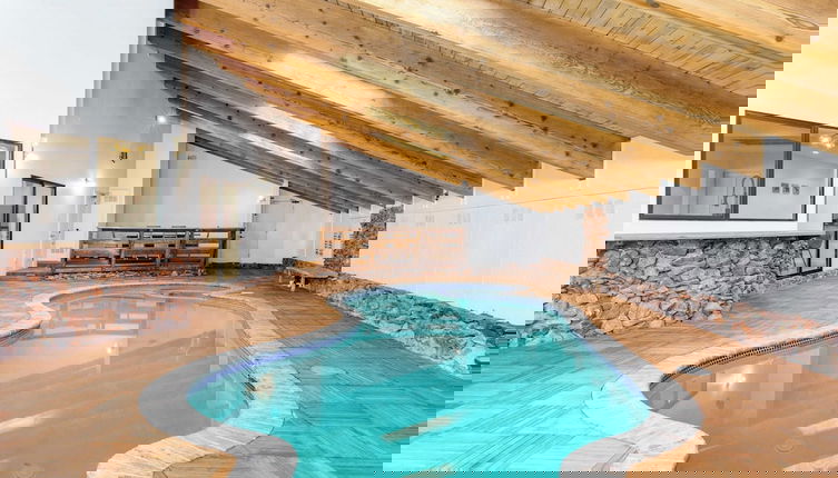 Foto 1 - Honeypot by Avantstay Indoor Pool & Hot Tub