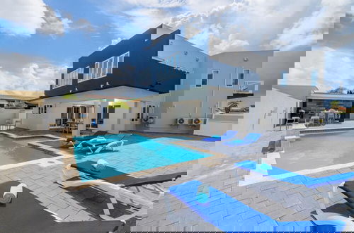 Foto 1 - NEW 6 Bedroom Villa 2min Eagle Beach Palm Beach