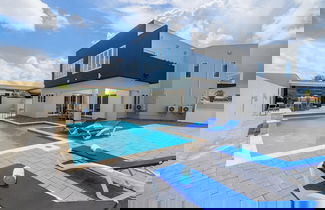 Foto 1 - NEW 6 Bedroom Villa 2min Eagle Beach Palm Beach