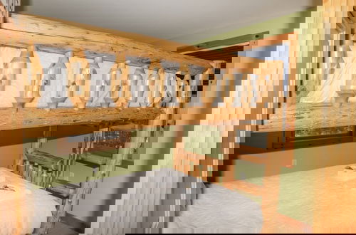 Foto 9 - The Whimsical Chalet 3 Bedroom Chalet by RedAwning